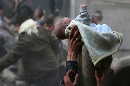 Impresionante: Bebé sobrevive a un brutal ataque de bomba en Siria