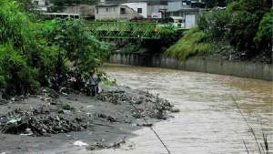 Río Guaire cambia de color por contaminación (Foto)