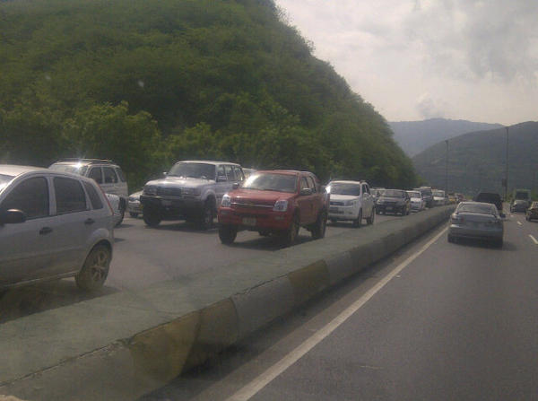 Fuerte retraso en la autopista Caracas – La Guaira
