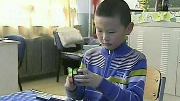Un niño chino bate récord con cubo de Rubik