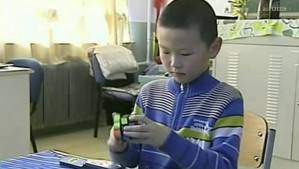 Un niño chino bate récord con cubo de Rubik