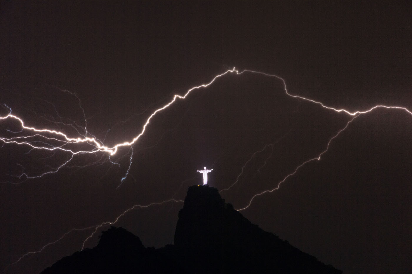 Rayo fractura un dedo de la emblemática estatua del Cristo Redentor en Brasil