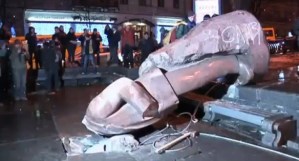 Desconocidos decapitan estatua de Lenin en el este de Ucrania