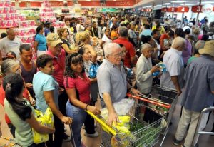 Sebin custodia a compradores en supermercado de Aragua (Foto)