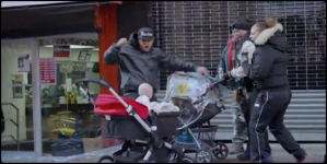 Broma de “Bebé diabólico” aterroriza las calles de Nueva York (Video)