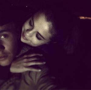 Justin Bieber publica imagen cariñosa junto a Selena