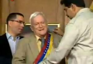 Maduro se enreda con la bandera y la coloca al revés (Foto + Video)