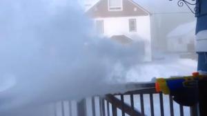 Frío le permite crear ingeniosa “pistola de vapor” (Video)