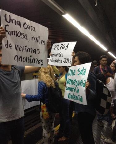 Personas protestan en el Metro de Caracas contra la violencia (Foto)