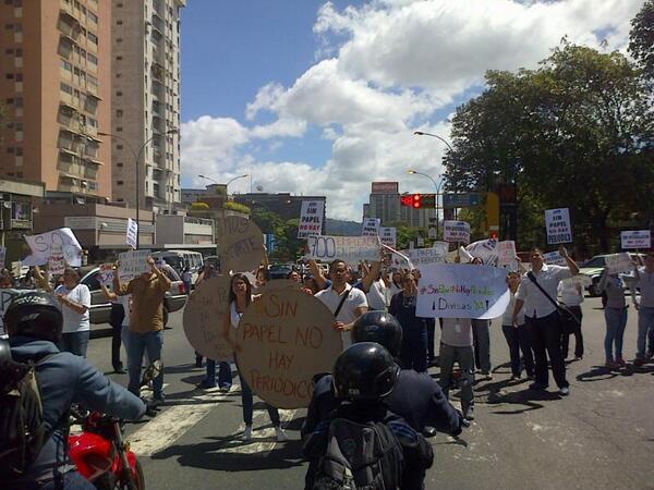 Periodistas protestan en Los Cortijos por falta de papel periódico