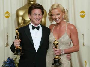 Charlize Theron y Sean Penn la nueva pareja de Hollywood (Fotos)