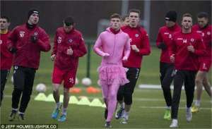 Obligan a futbolista a vestirse con tutú rosa en pleno entrenamiento (Fotos)