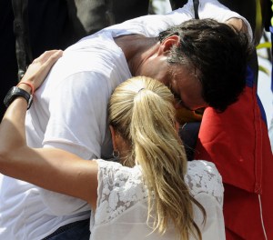 Así se despidió Leopoldo López de su esposa antes de entregarse a la GN (Fotos)