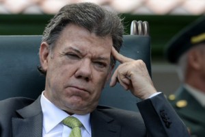 Santos sigue favorito pero con intención de voto a la baja, según sondeo