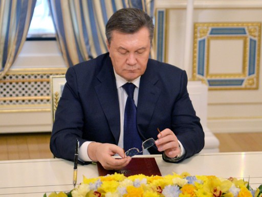 Yanukovich denuncia un golpe de Estado, la oposición se hace fuerte en Kiev