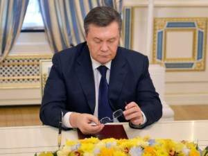 Yanukovich denuncia un golpe de Estado, la oposición se hace fuerte en Kiev