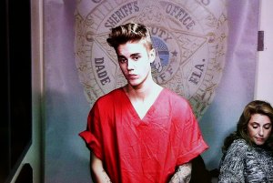 Juez de Miami decidirá si revela videos íntimos de Bieber en comisaría