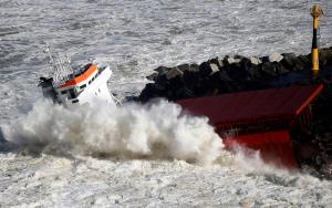 Un carguero español se partió en dos (Fotos)