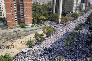 Chavistas y opositores manifestaron en una Caracas que retuvo el aliento