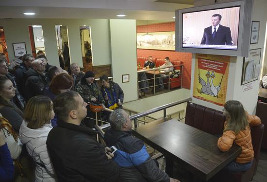EEUU y Rusia llaman a evitar violencia en Ucrania tras salida de Yanukóvich