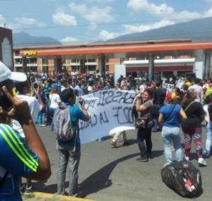 Población de Guatire protesta por el asesinato de estudiantes (Fotos)