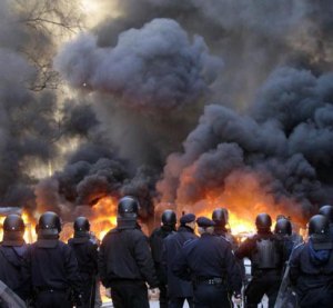 Violentas manifestaciones contra la miseria en Bosnia