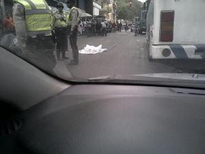 Hallan cadáver en plena avenida Universidad (Foto)