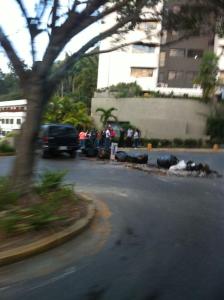 Escombros obtaculizan el tránsito en algunas zonas de Caracas (Fotos)