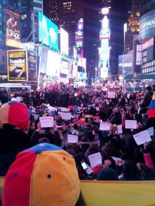 Amazing! El archienemigo de Nicolás Maduro protestó en Times Square (Foto)