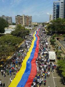 En Guayana despliegan una bandera de 180 metros (Fotos)