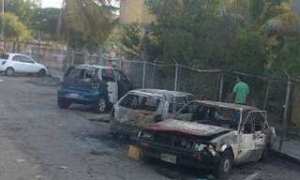 Grupos armados atacaron en la noche del viernes en Patarata quemando los carros que vieron (Fotos)
