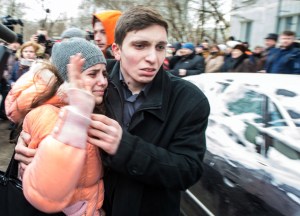 Adolescente armado mata a dos personas en escuela de Moscú