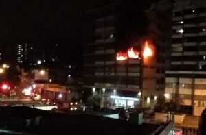 Se incendia edificio atacado en la Rómulo Gallegos