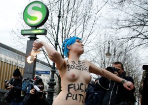 Activistas de Femen se quita la ropa y se enfrenta a Putin (Fotos)