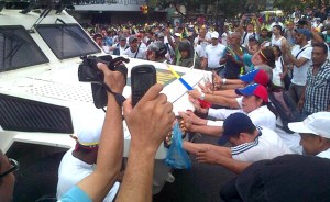 La foto del día: Manifestantes impiden paso de tanquetas a Chacaíto