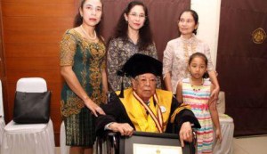 Obtuvo su doctorado a los 91 años (Fotos)