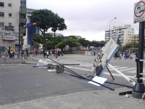 Cerrado el paso hacia la Plaza Altamira (Fotos)