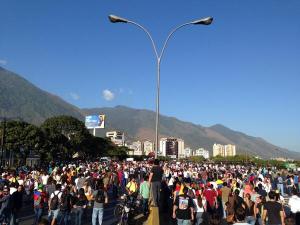 Manifestantes toman la Autopista Francisco Fajardo, gran contingente de PNB y GNB en el sitio (FOTOS)