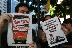 Río de Janeiro sube el precio del autobús a pesar de las protestas