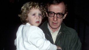 Hija adoptiva de Woody Allen relata cómo abusó sexualmente de ella a los siete años