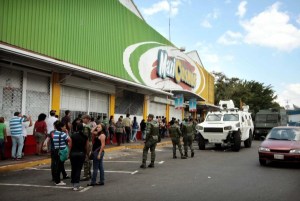 Custodiados por la GN supermercados en San Cristóbal