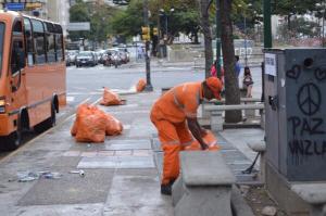 Limpian escombros y basura en la Plaza Altamira (Fotos)
