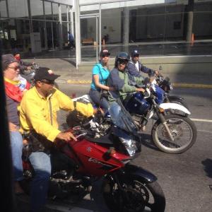 LA FOTO: Reflota Juan Barreto junto a colectivos “de paz” en moto con super amortiguadores