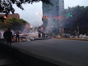 Manifestantes trancan el paso en El Cigarral (Fotos)