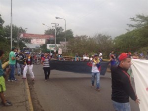 Manifestantes bloquean un paso fronterizo en Cúcuta (Fotos)