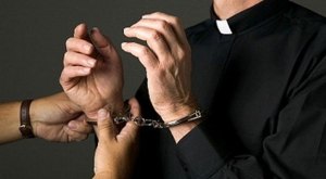 Capturan a sacerdote prófugo condenado por nexo con paramilitares