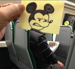 Dibujante convierte a pasajeros de tren en famosos personajes (Fotos)