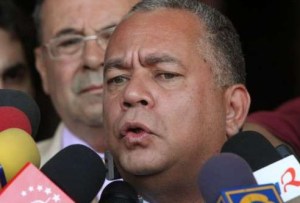Elvis Amoroso pide prohibir la salida del país a María Machado y Leopoldo López