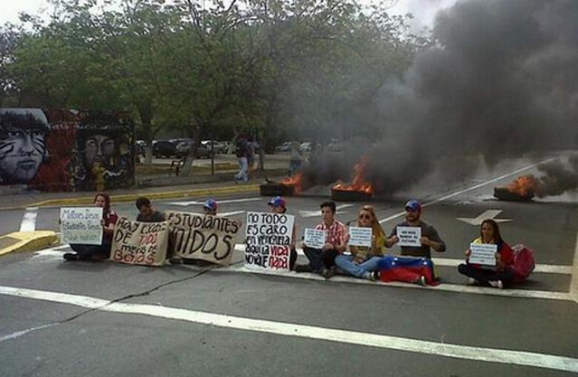 Estudiantes del Zulia exigen liberación de sus compañeros (Fotos)