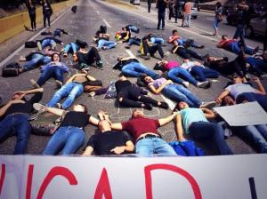 Estudiantes de la Ucab protestan en la autopista Francisco Fajardo (Fotos)